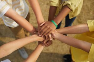 Ein Bild von Menschen verschiedener Hautfarben